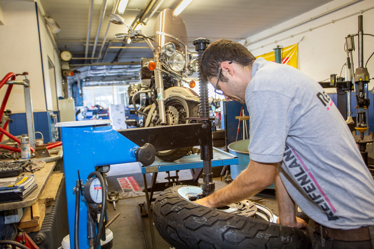REI_Motorrad_Reifen_wechseln_18